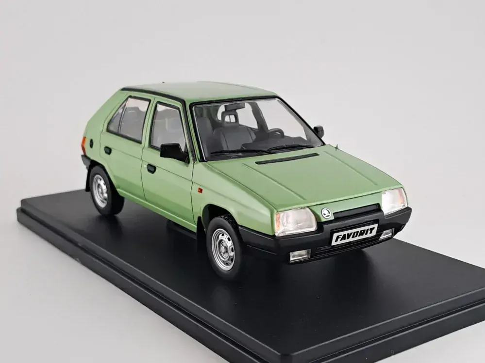Škoda Favorit zelená 1:24 Whitebox