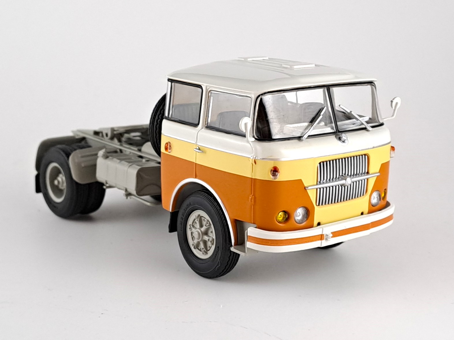 Škoda Liaz 100.05 valník s plachtou oranžový 1:43 Auto Historia