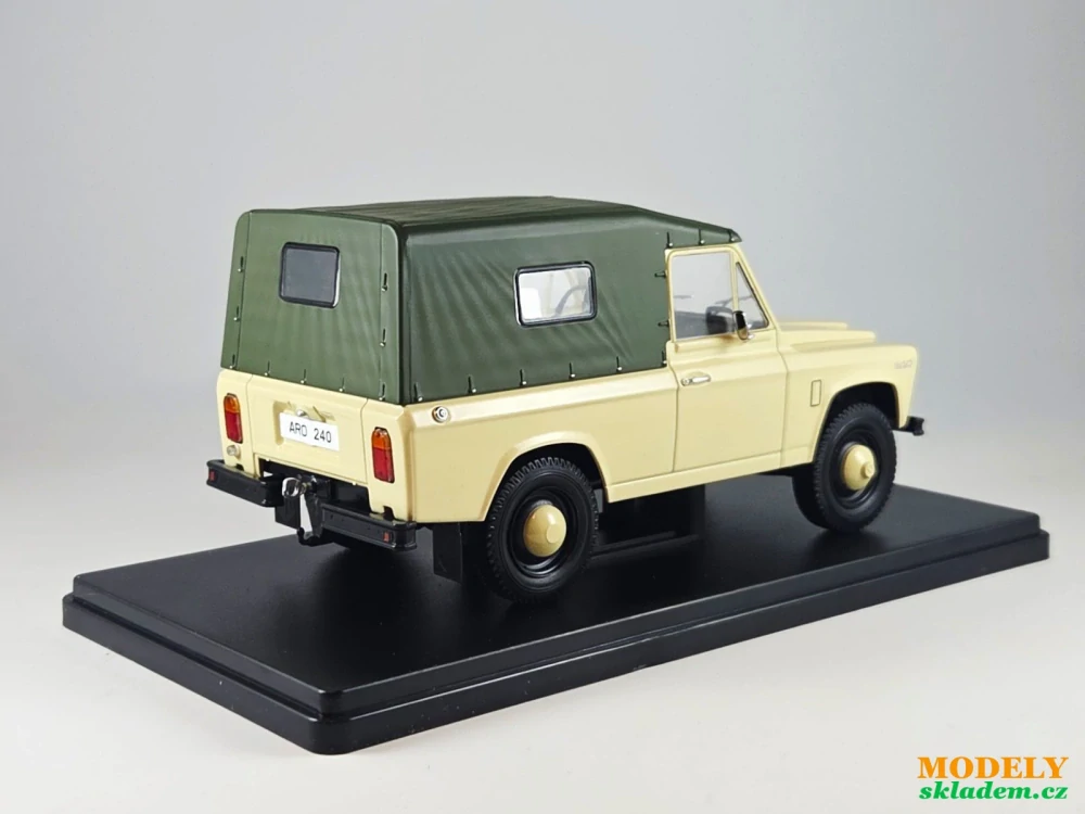 ARO 240 1:24 Hachette