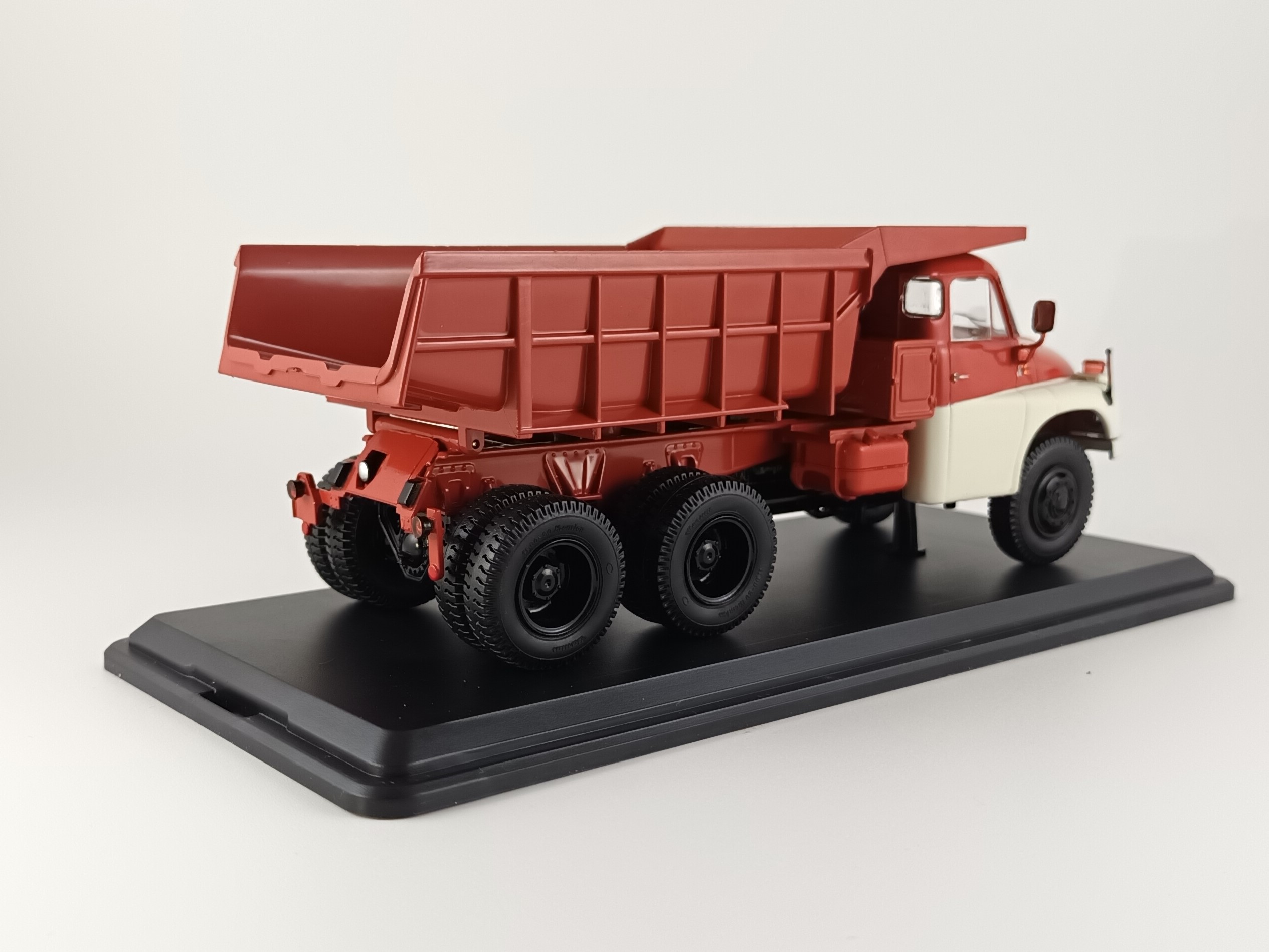 Tatra T138 S1 dumper červenobílý 1:43 SSM