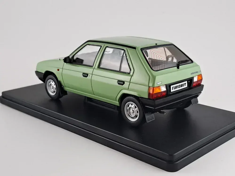 Škoda Favorit zelená 1:24 Whitebox